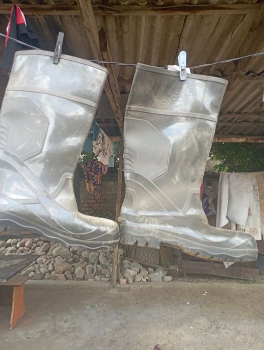 Резиновые,болотные сапоги.