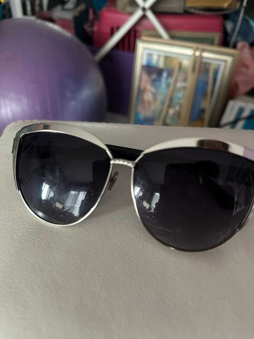 много видове очила, повечето маркови с цени от 8 до 22 лв