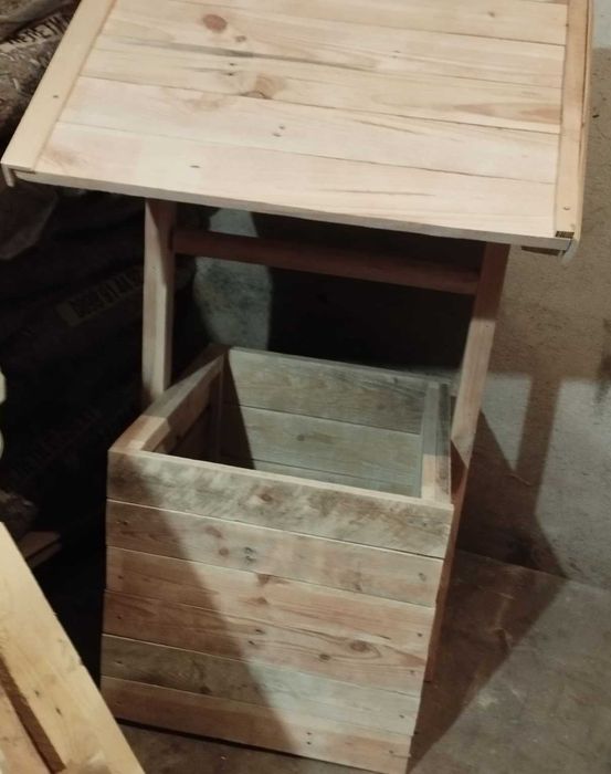 Продавам ръчно изработени кашпи, ръчни колиички, бунари и др.