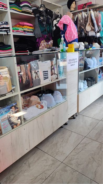 Vand mobilier magazin rafturi si tejghele din pal cu sticla + busturi