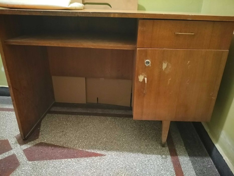 Старо дървено бюро