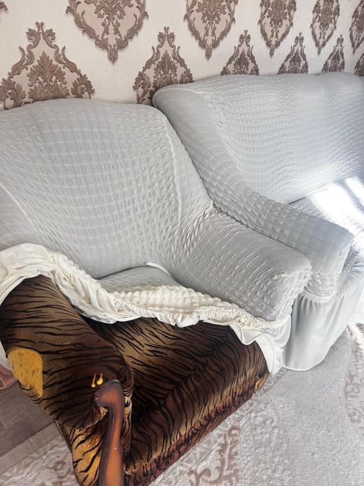Продам диван с чехлом