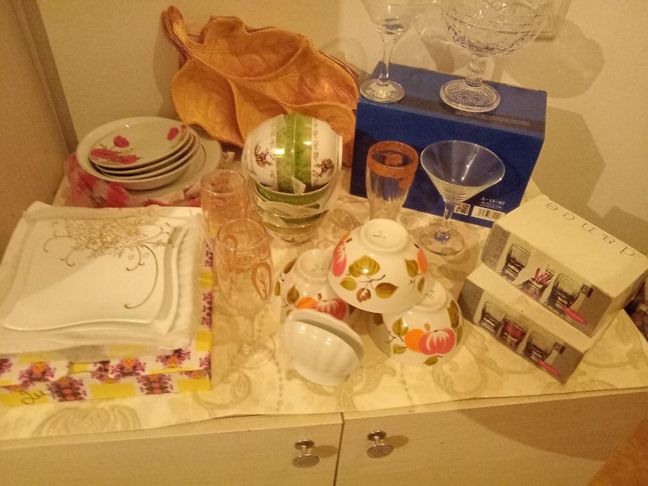 Диван б.у, ковёр, посуды