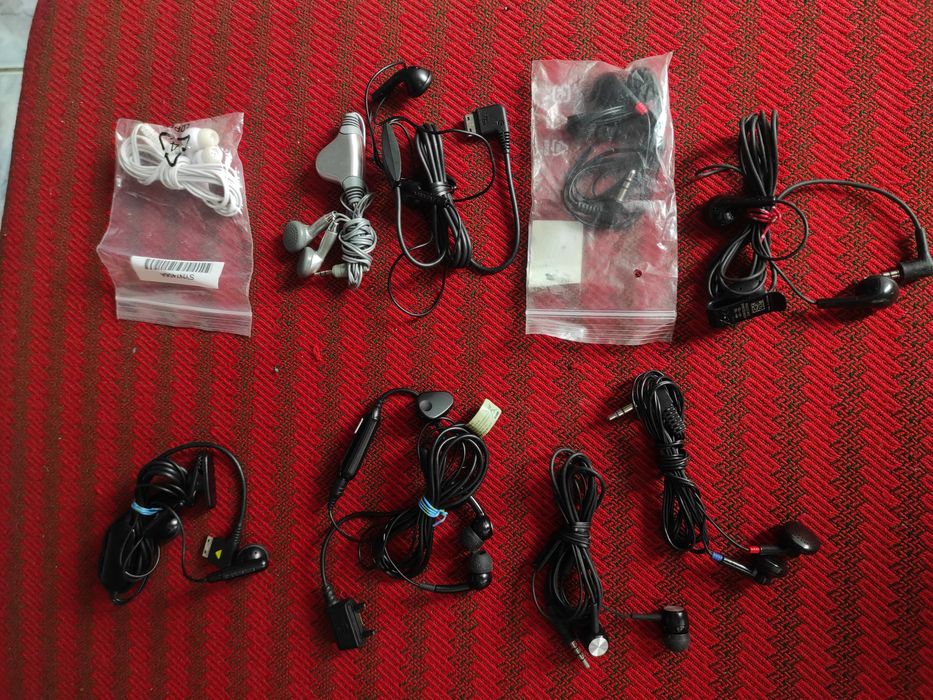 Căști audio cu diferite tipuri de mufe pentru dispozitive diferite