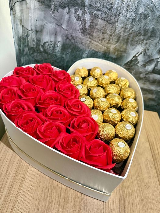 Подаръчна кутия сърце с Ferrero Rocher и декоративни рози