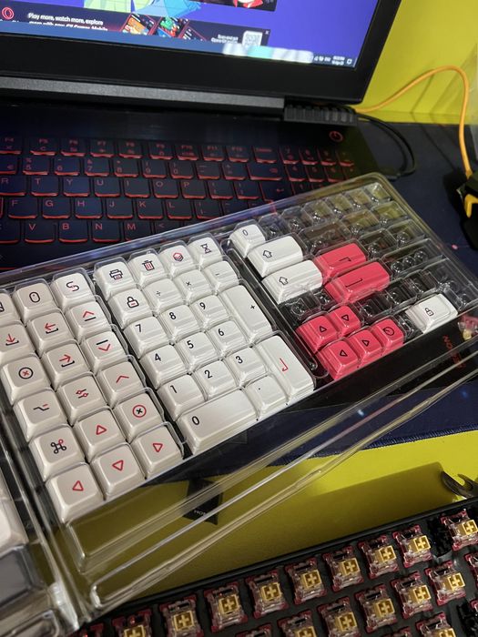 Keycaps Red and White Theme