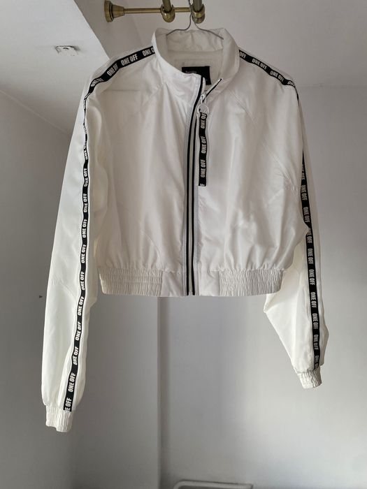 Jacheta bomber albă Bershka