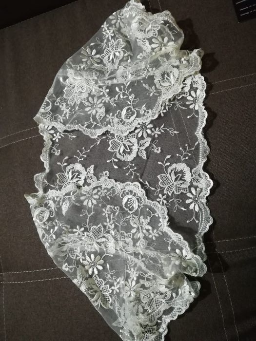 Платье цвета айвори.