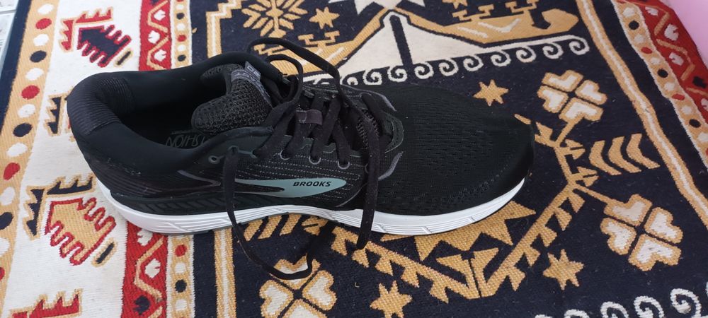 Adidasi Brooks și puma