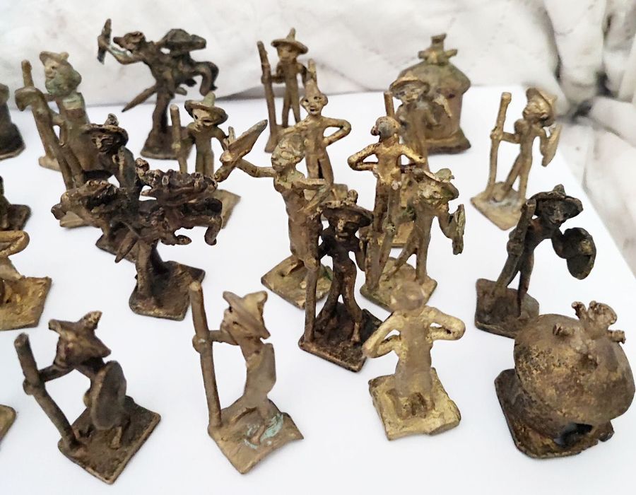 Голяма колекция бронзови фигури