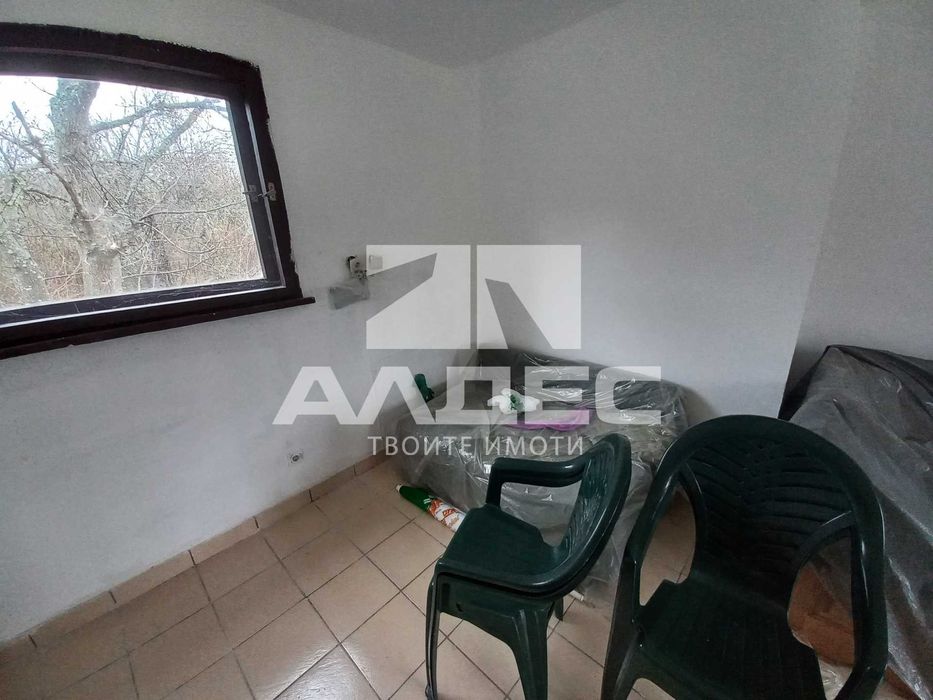 Продава се двуетажна масивна къща с двор в сл. Планиница!