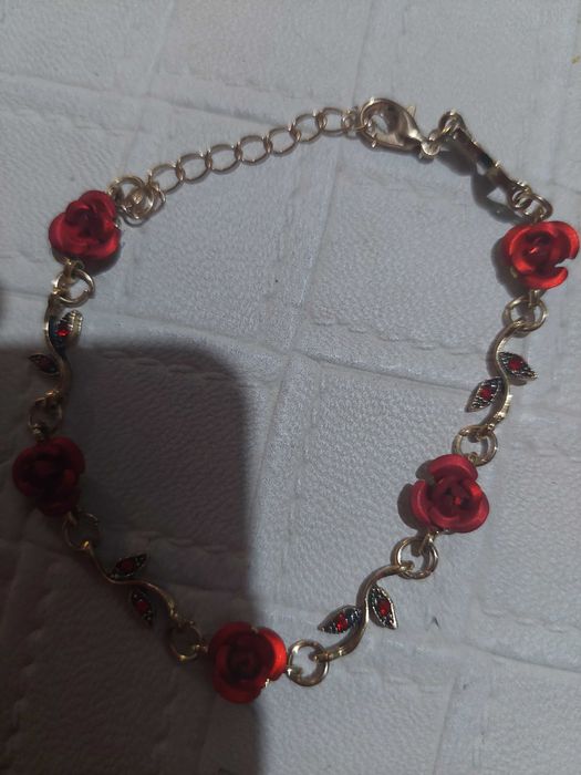 3 в 1  полу скъпоценни      Колие . Гривна. И Обеци  с червени розички