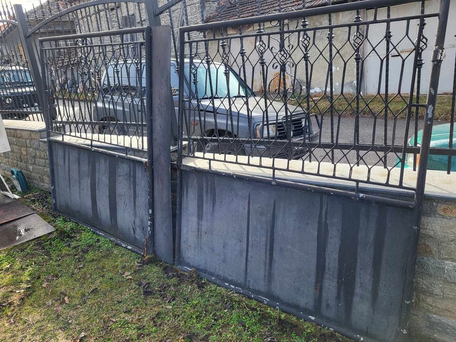 Метална дворна порта с две крила - 3м ширина, 1.65 височина