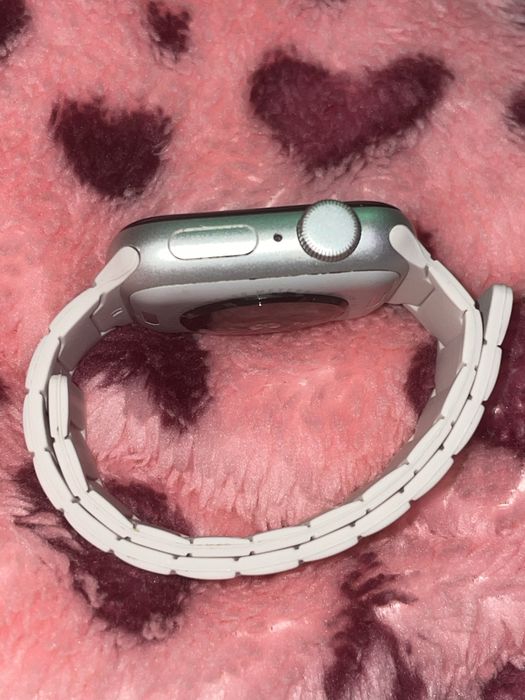 Apple Watch SE Series 2generation(GPS( ползван няколко пъти за мерене на пулс така че бих казал НОВ
