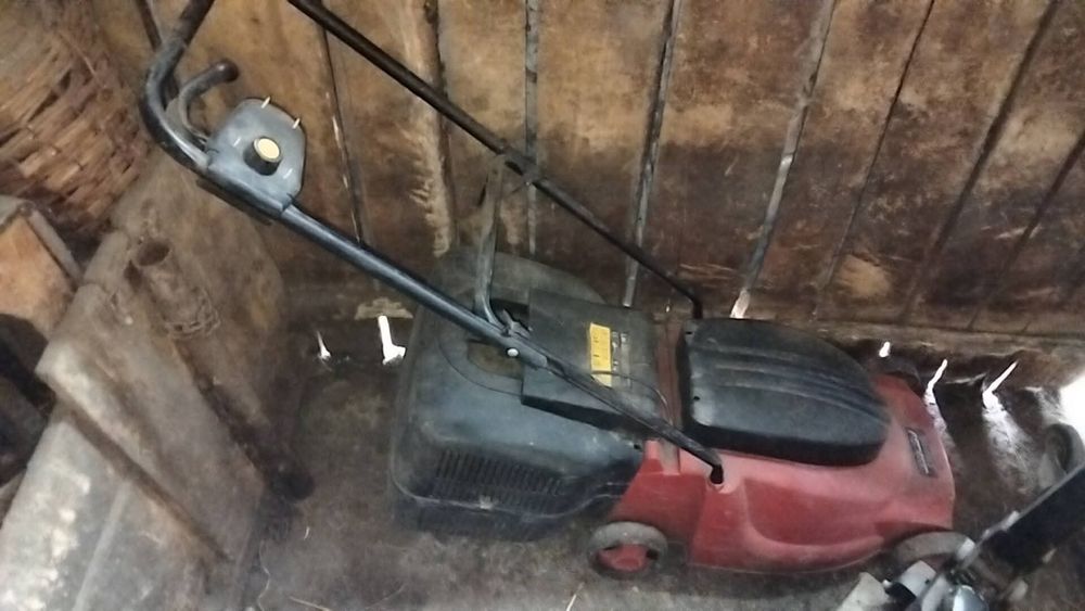 Vând plug casca de motociclist și mașină de tuns iarbă
