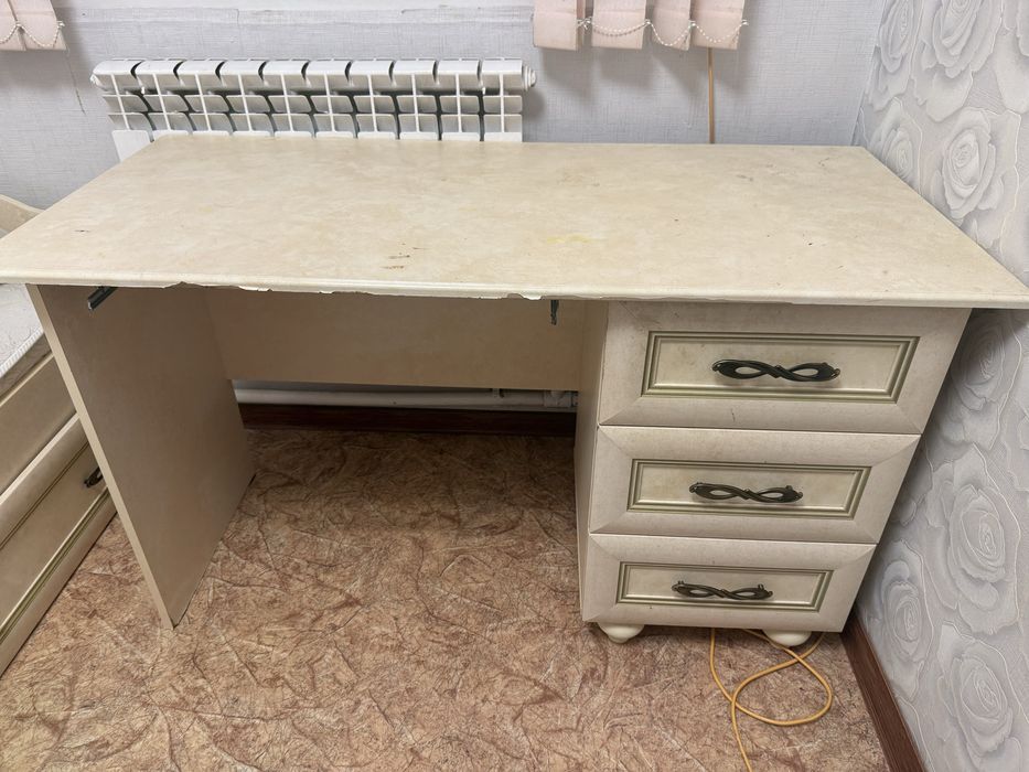 Стол кровать полка