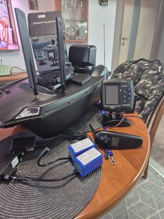 Лодка за захранка Катамаран V888 с вграден сонар