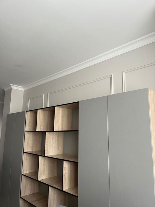 Шкаф со встроенными полками