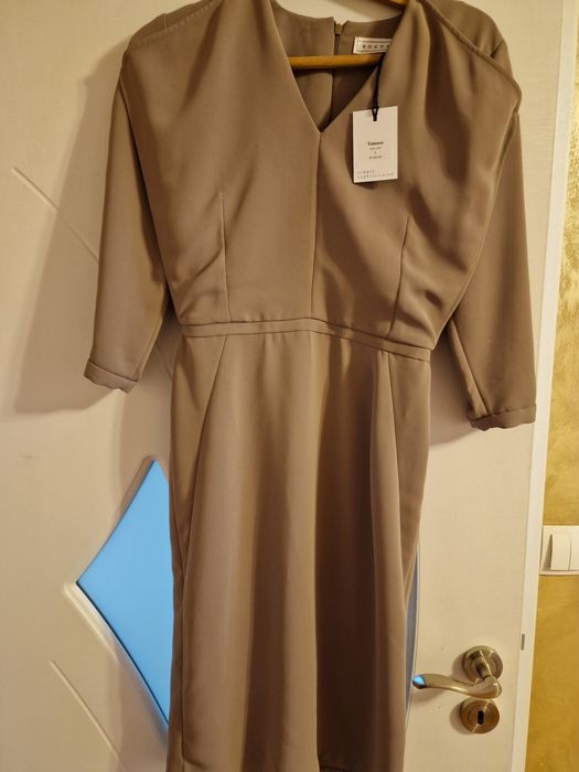 Елегантна черна рокля с изрязан акцент и фини презрамки.