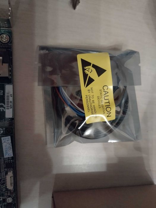 Продавам оригинален HP 633537-001 Smart Array P222 RAID контролер