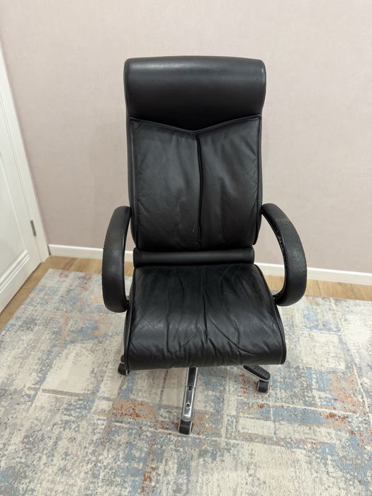 Офисный кожаный стул