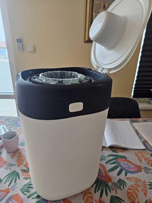 Адаптирано мляко и кош за памперси