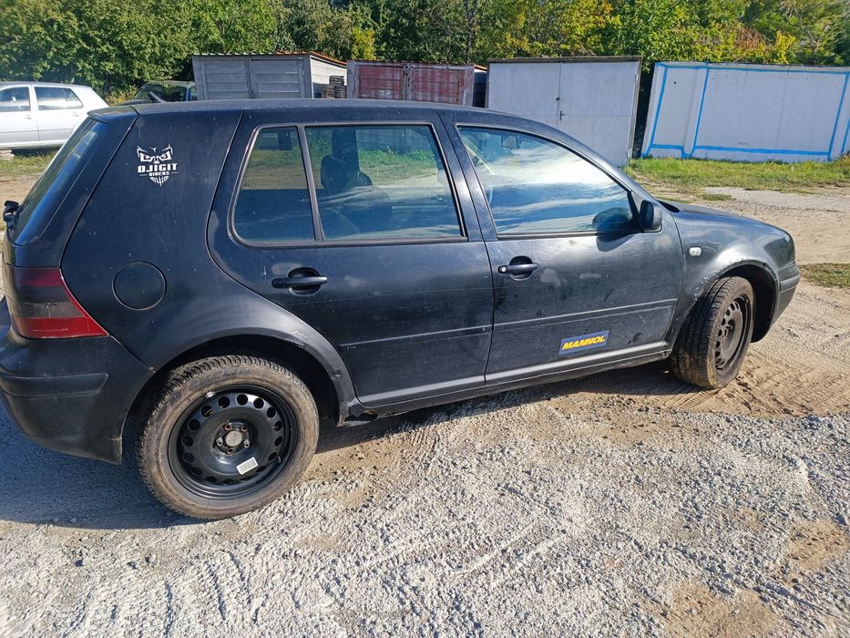 Продавам голф 4 на части 1,6 101коня и 1,9 110