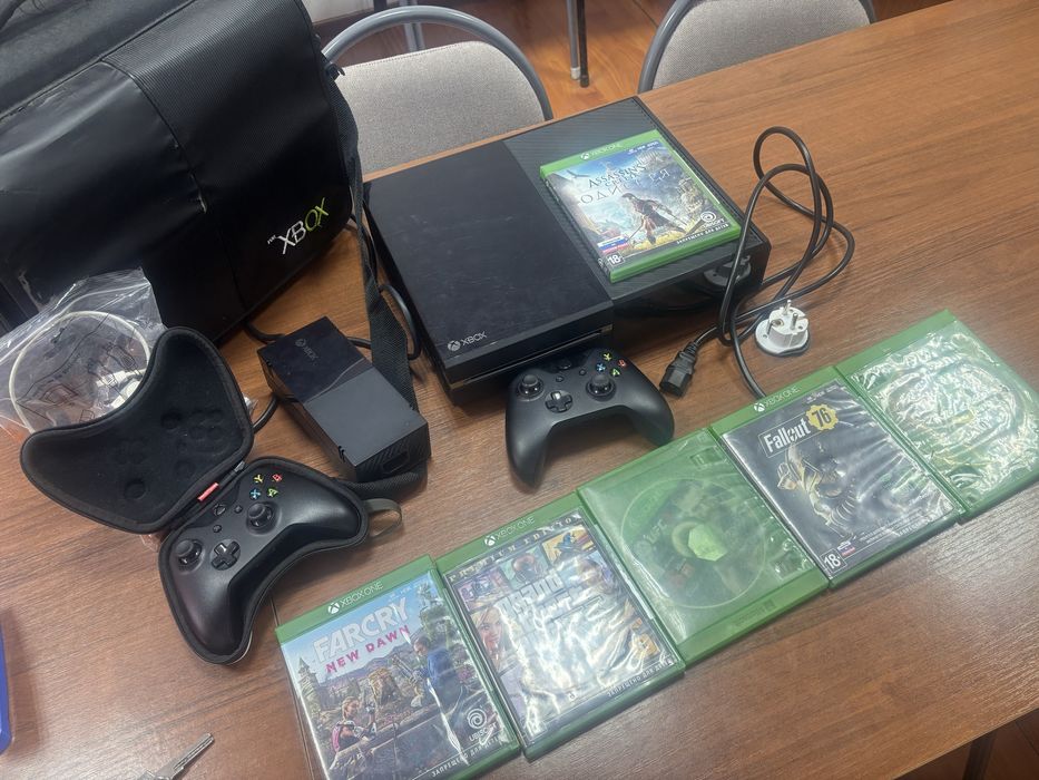 Продам xbox one с двумя джойстиками