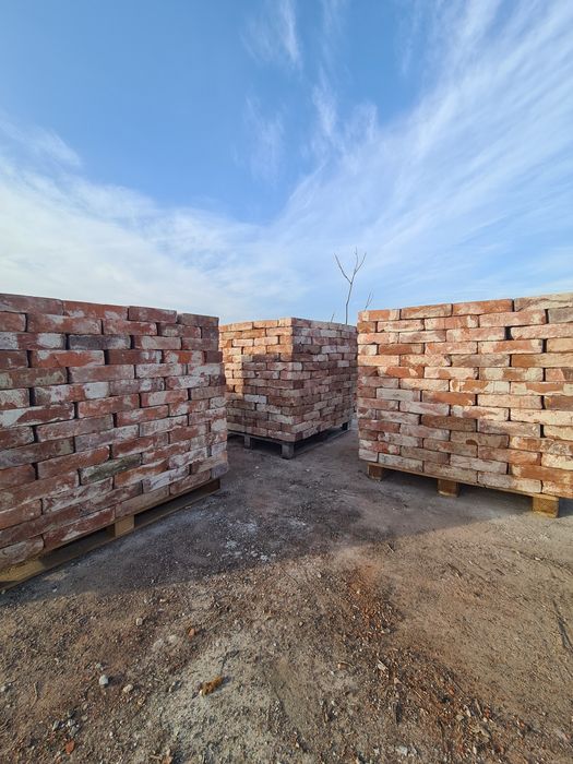 Cărămida rosie de presa plina din demolari