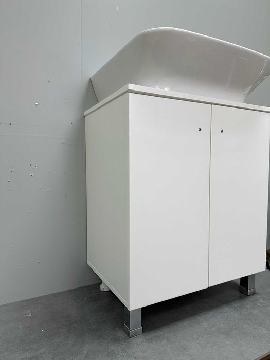 Шкаф 60 см с 2 врати и плот за мивка – бял