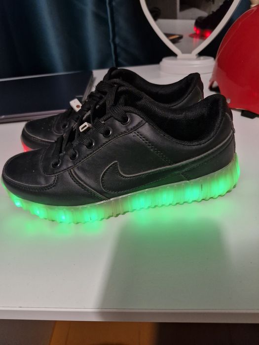 Кроссовки светящиеся 35-36 размер