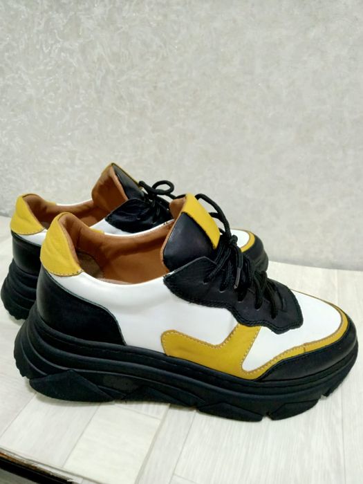 Женские кожаные кроссовки