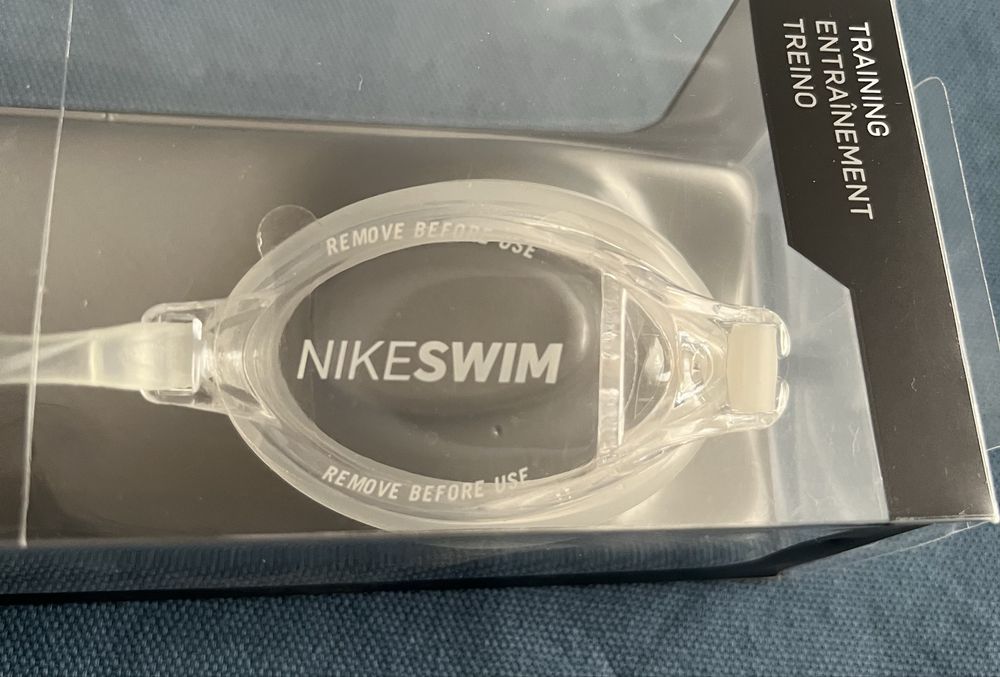 Ochelari de înot Nike.