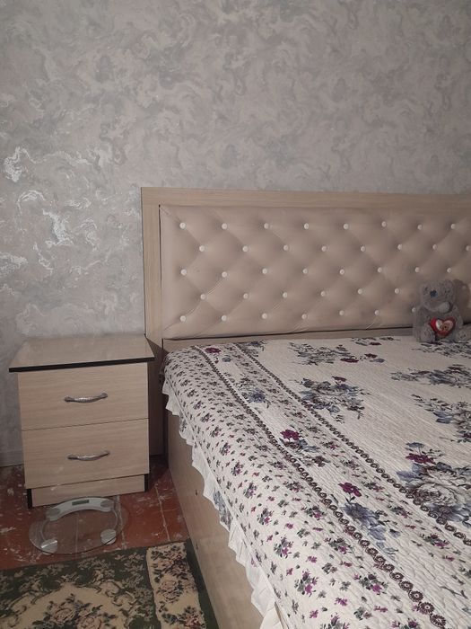 Двуспальная кровать. С двумя тумбами