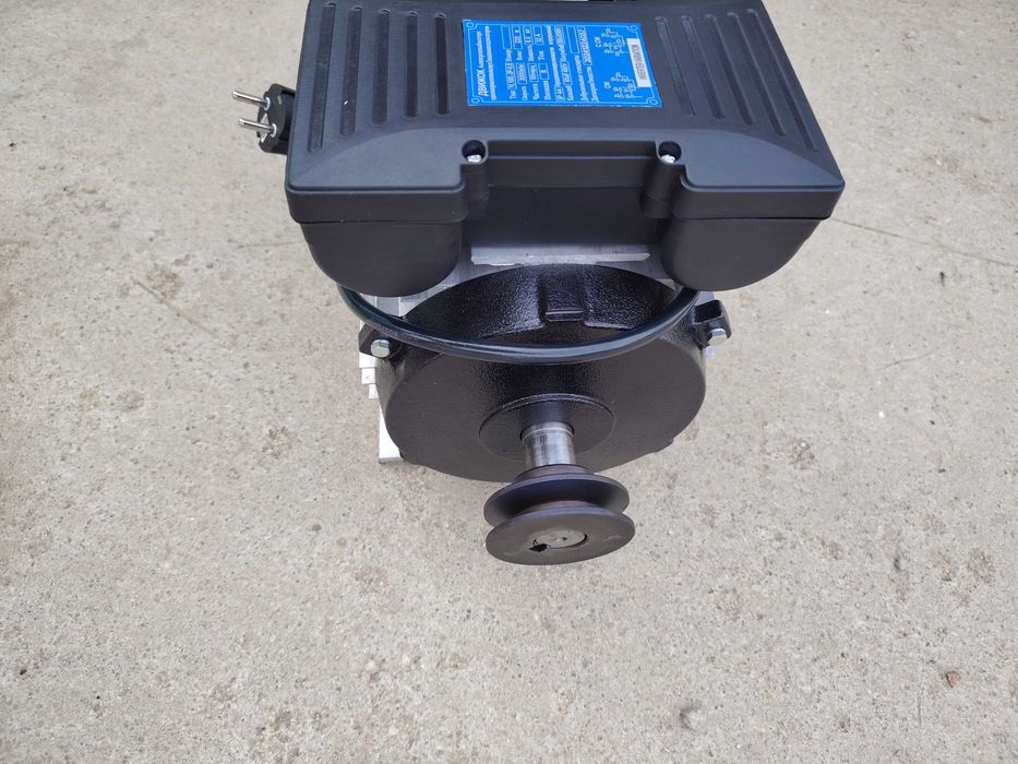 Motor electric 5.5 kw ptr elevator de la 380v la 220v