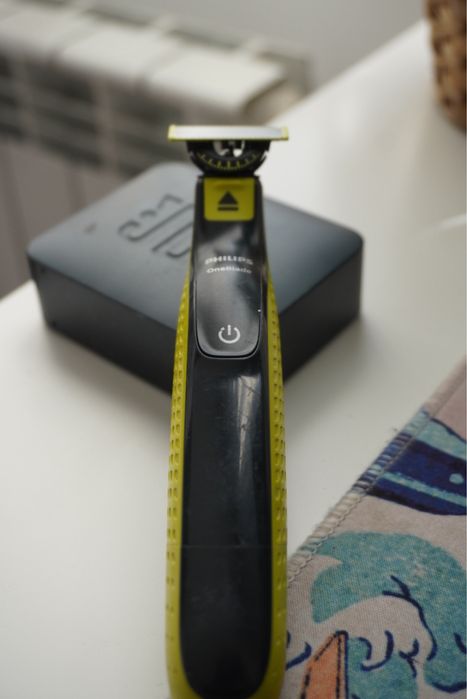 Тример / Електрическа самобръсначка Philips OneBlade + регулируема приставка и кабел
