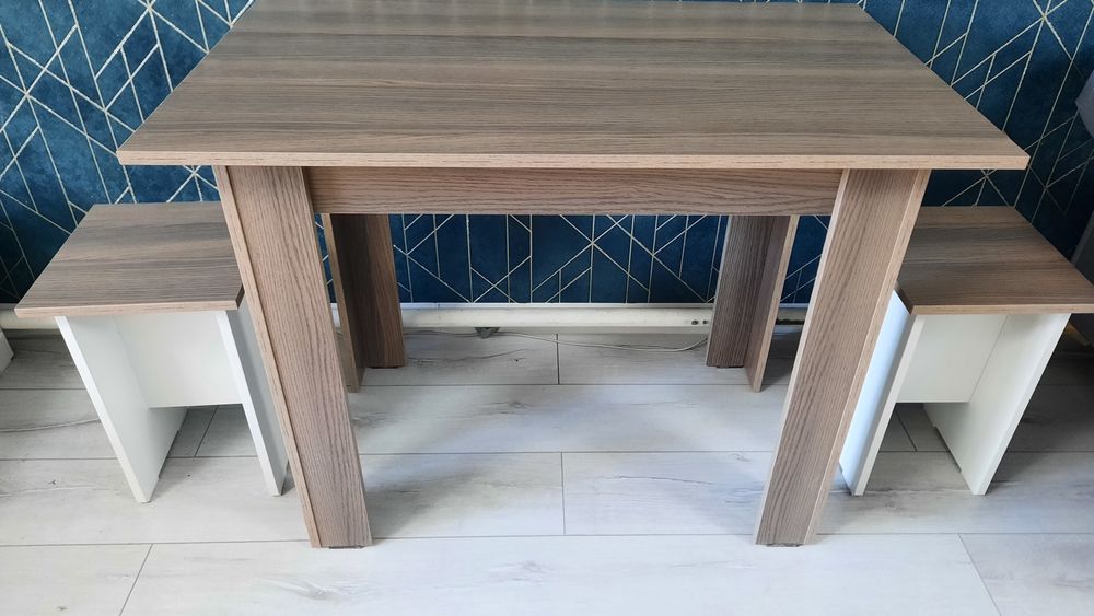 Продам стол с табуретками