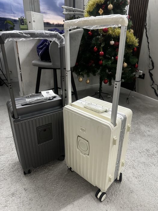 Чемоданы 2 модели . белый и серый