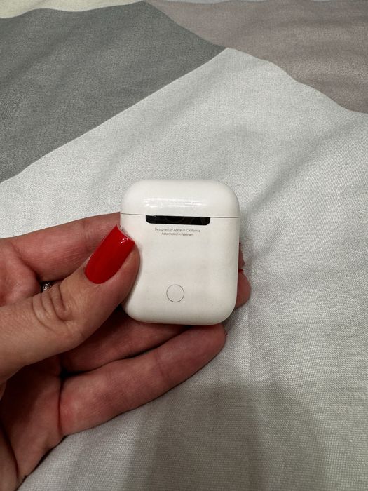 Продам кейс от наушников airpods 2 original