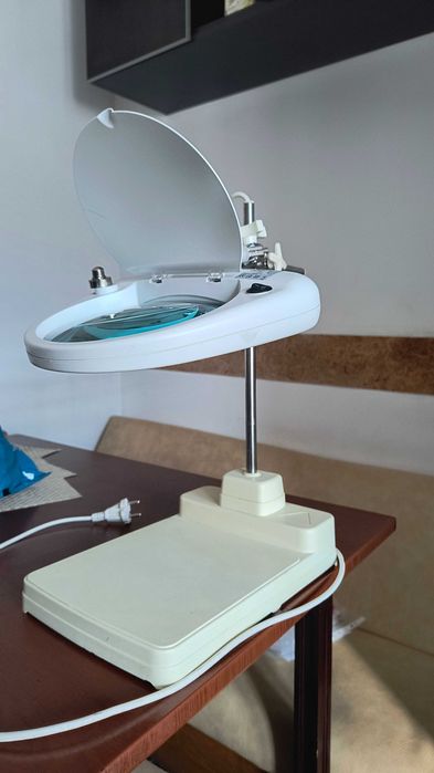 Lampă de birou cu lupă și lumină, profesionala.