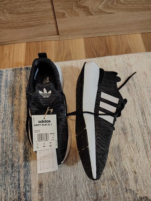 Adidași noi , nepurtati