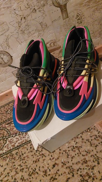 Стильные кроссовки