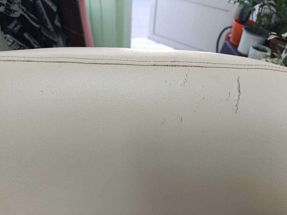 Продавам  фризьорски бежов стол  за работа