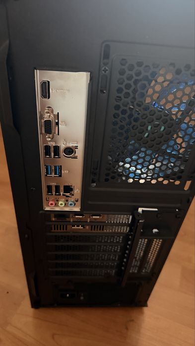 Unitate desktop PC i5 cu carcasa Spacer si monitor LG