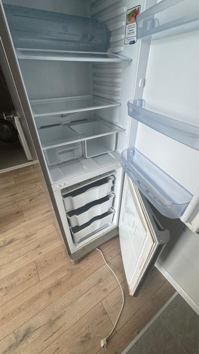 Продам холодильник Indesit