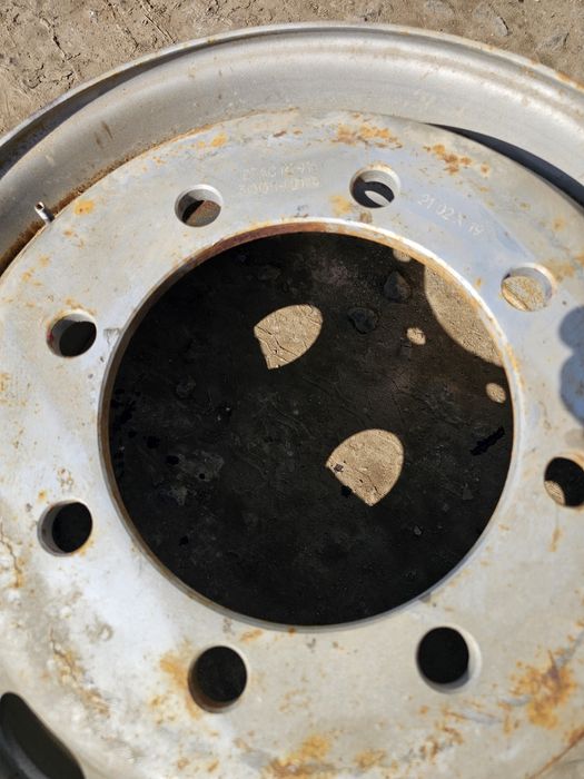 Продам диски  8 болтовый  безкамерка