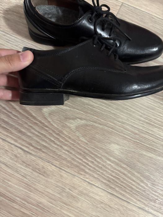 Прлдам обувь для мальчика школьная.
