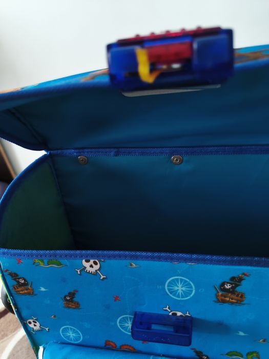 Ученическа раница с твърд гръб.