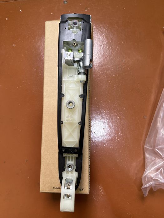 Kia Carnival 3 avlod orqa eshik ruchkasi