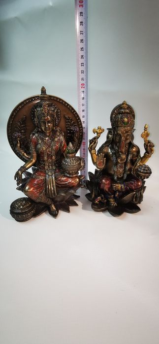 Два статуетки на индийски богини
